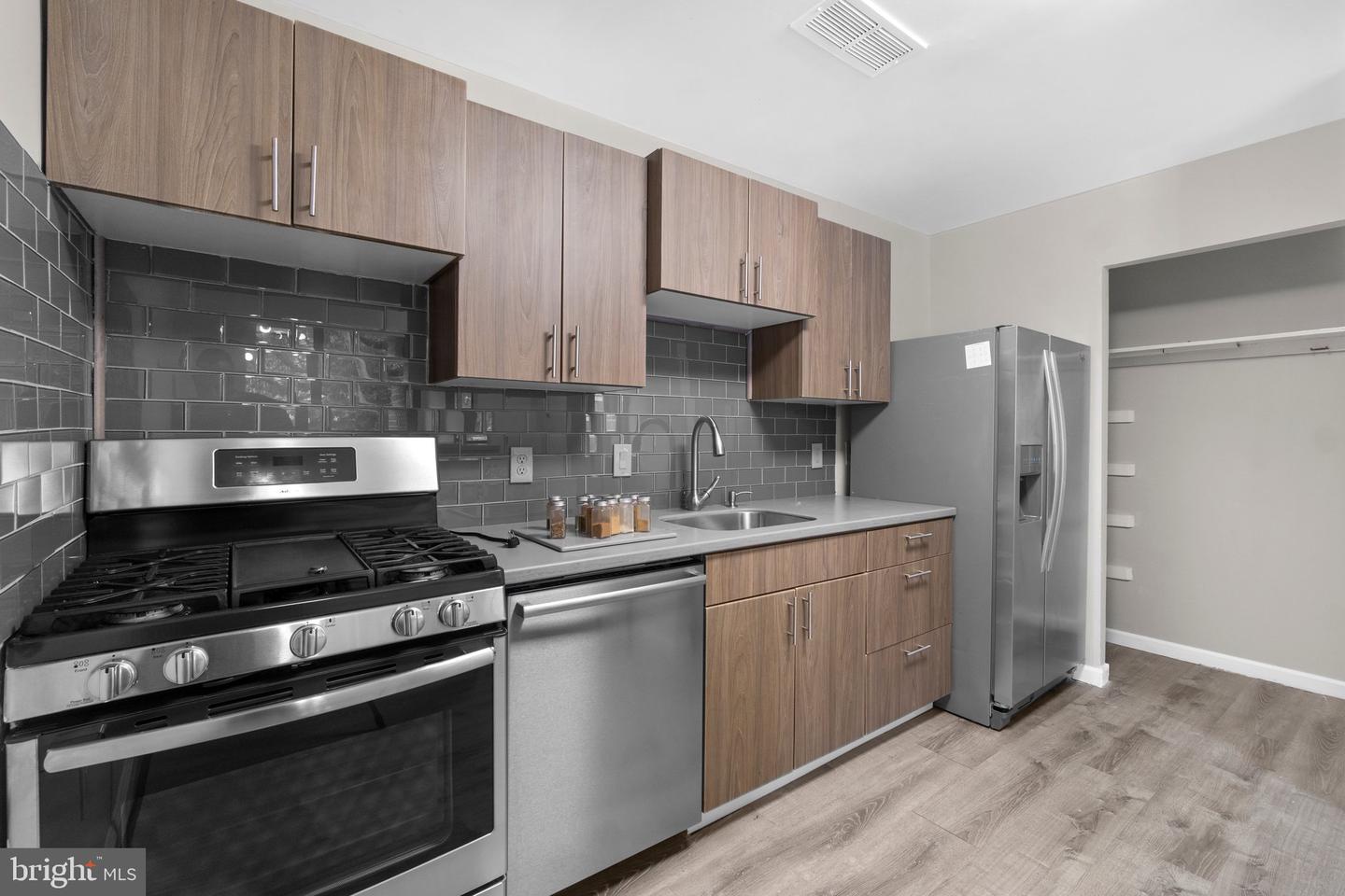 487 N ARMISTEAD STREET Unit: 301