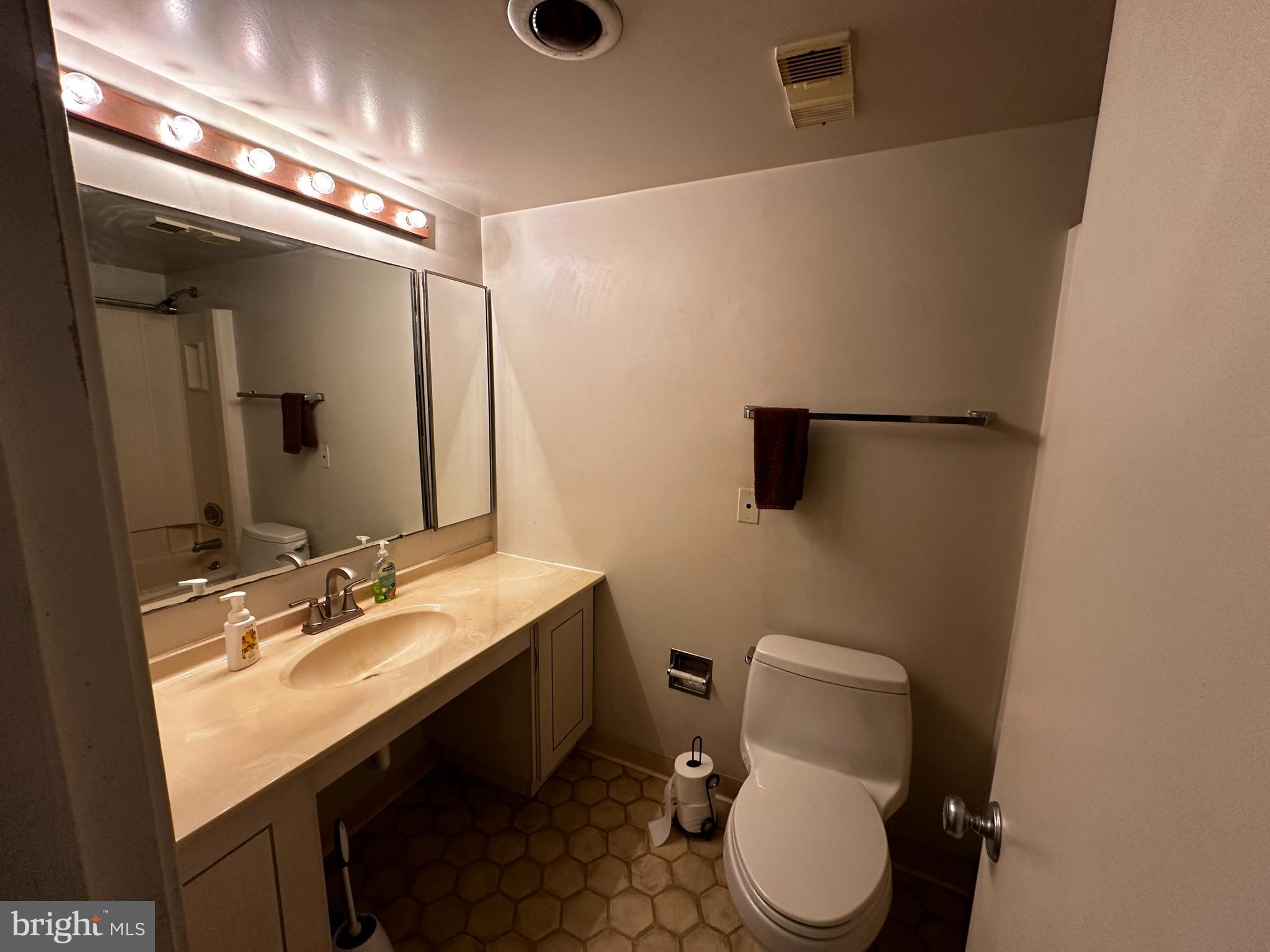 307 Yoakum Pkwy #1715