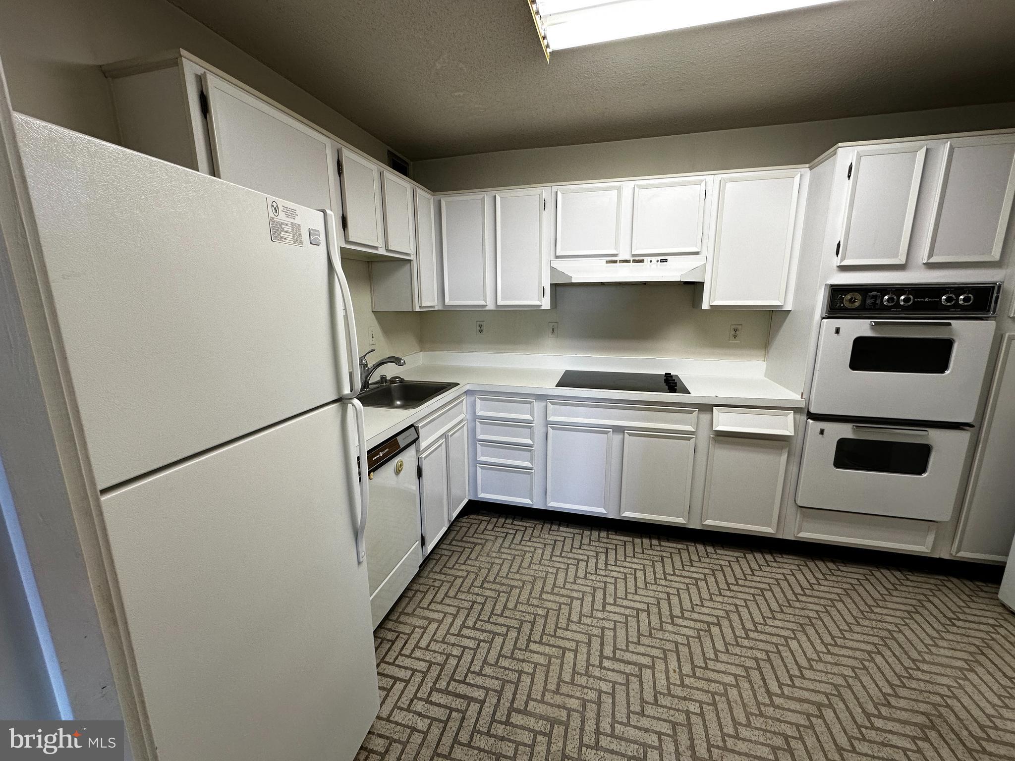 307 Yoakum Pkwy #1715