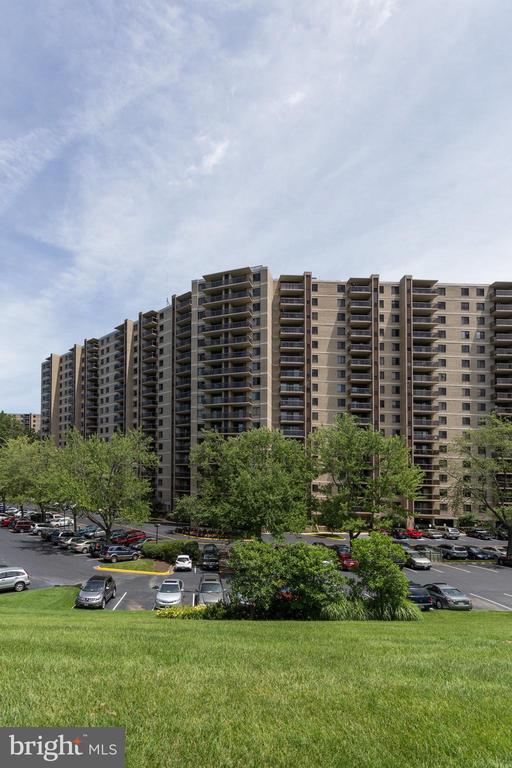203 Yoakum Pkwy #209