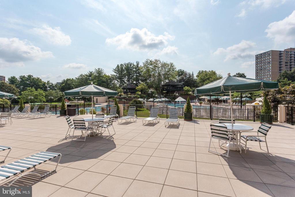 203 Yoakum Pkwy #209