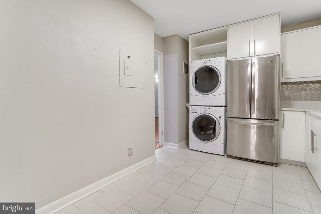 203 Yoakum Pkwy #209