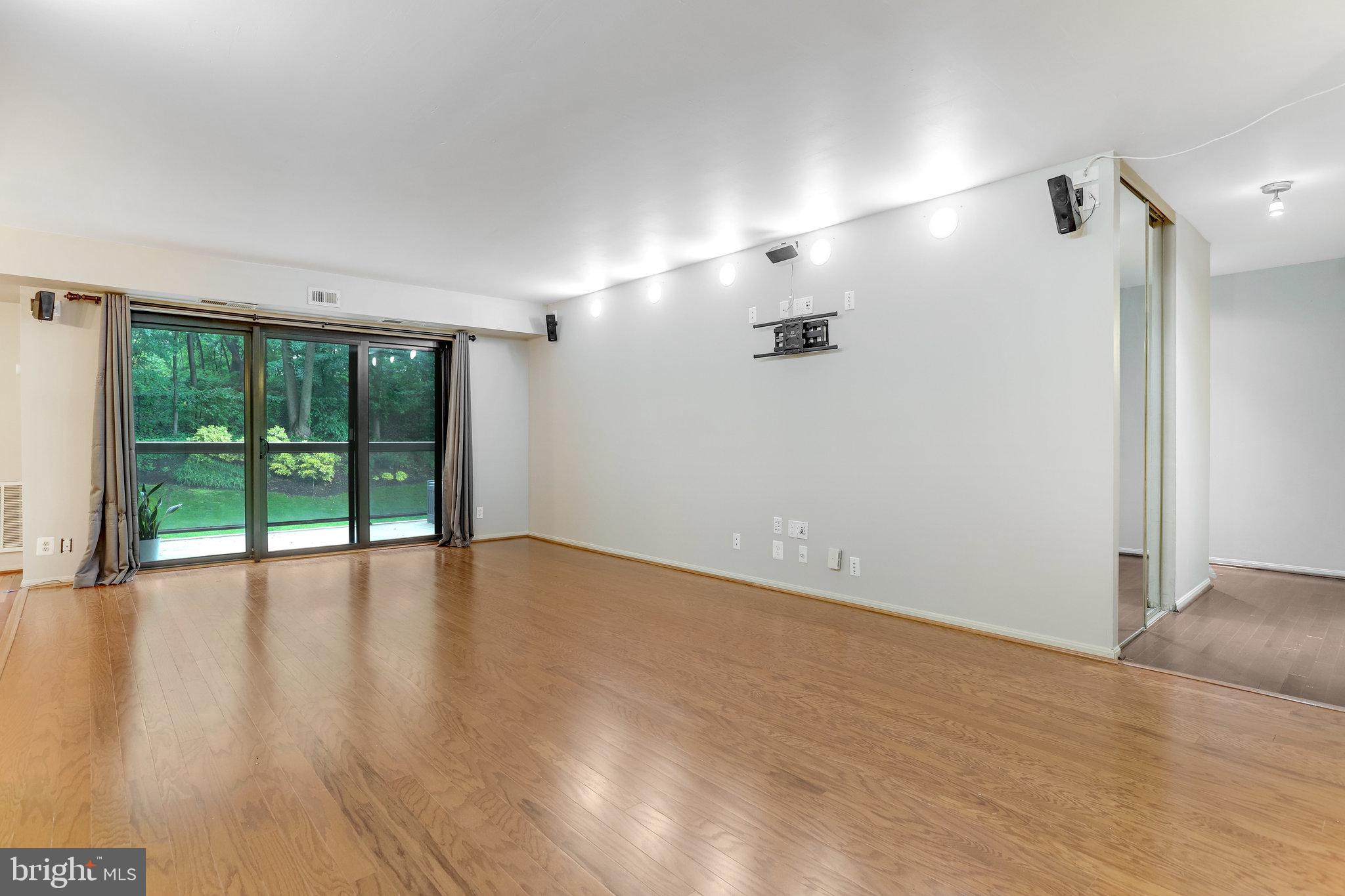 203 Yoakum Pkwy #209