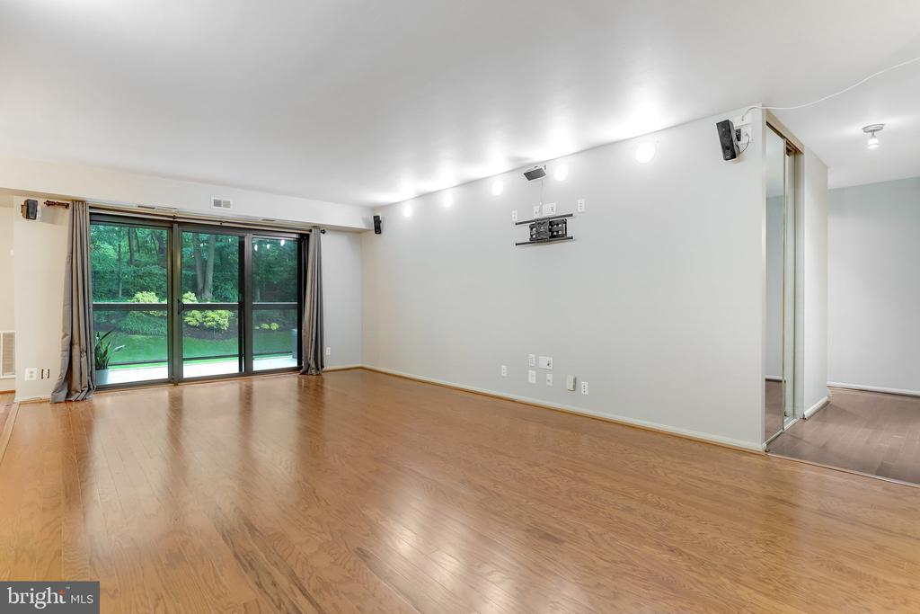 203 Yoakum Pkwy #209