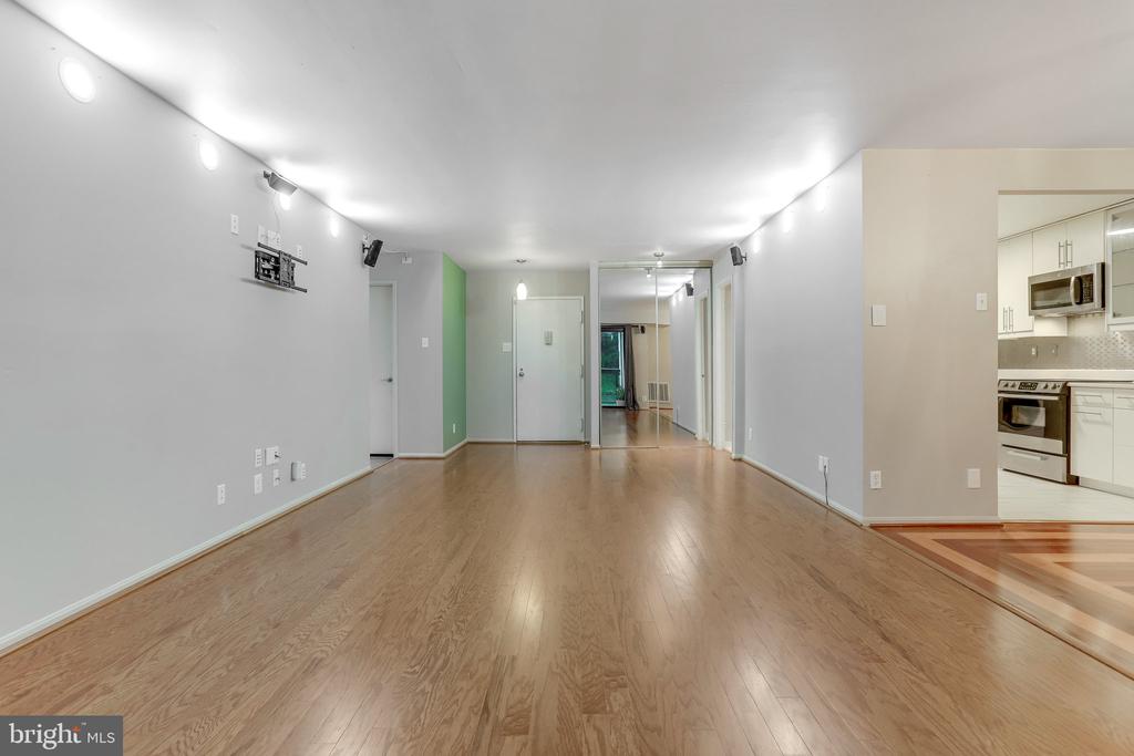 203 Yoakum Pkwy #209