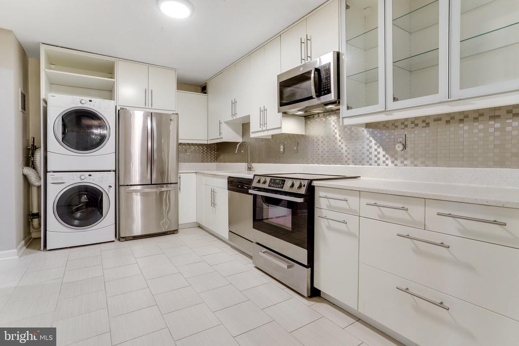 203 Yoakum Pkwy #209