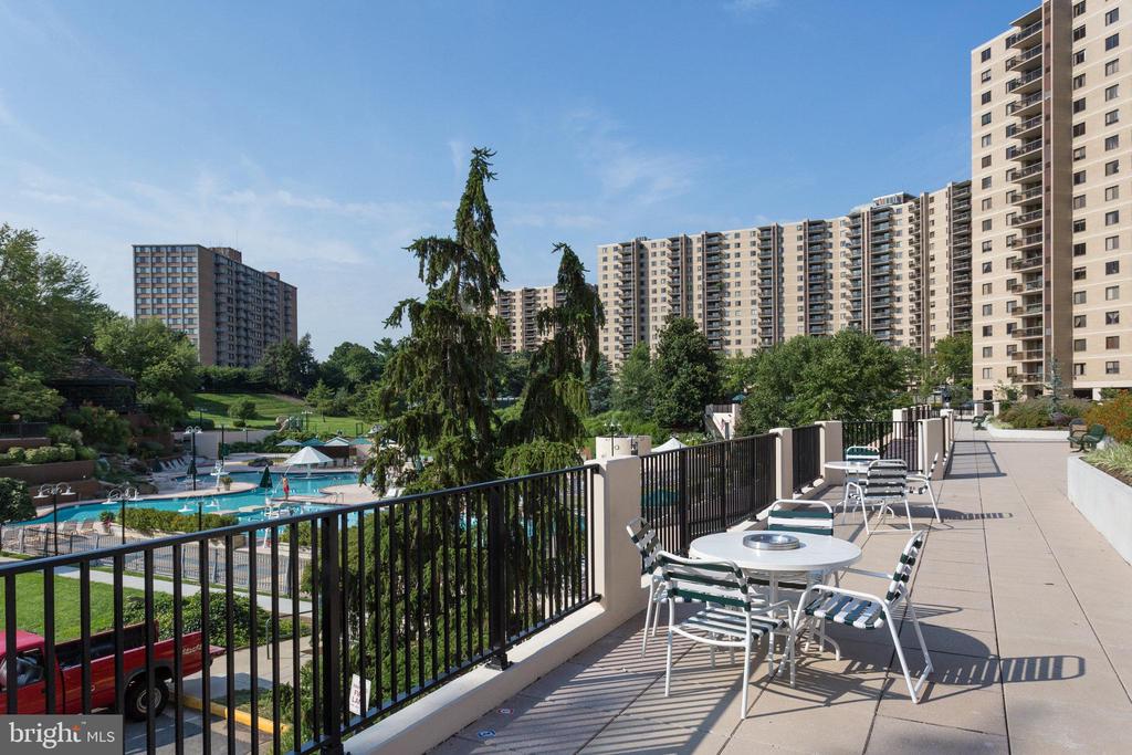 203 Yoakum Pkwy #209