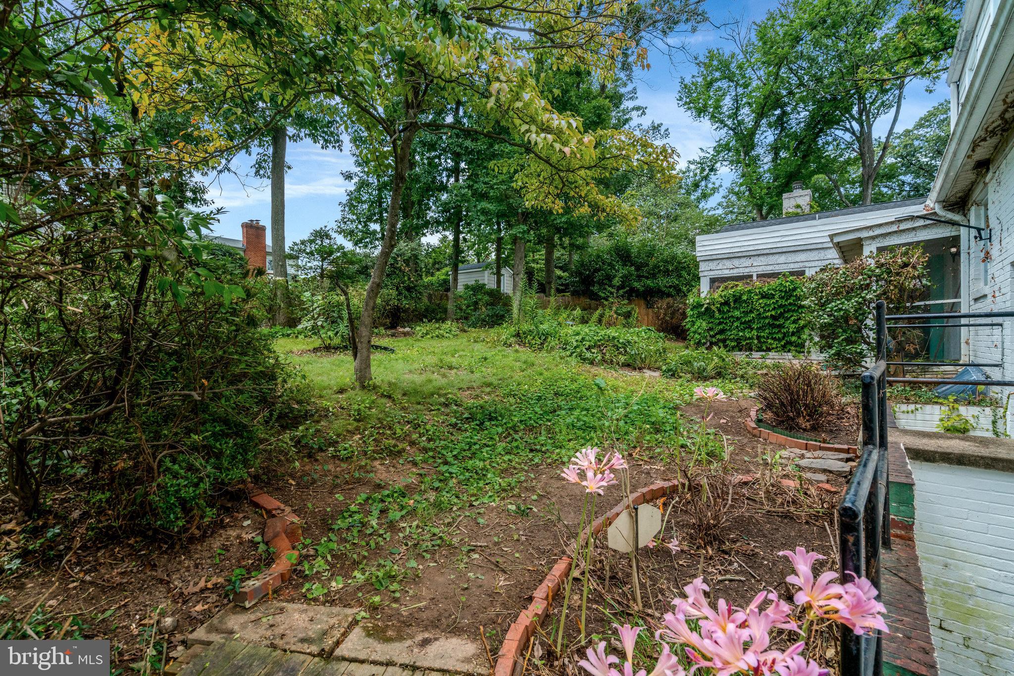 604 Crestwood Dr