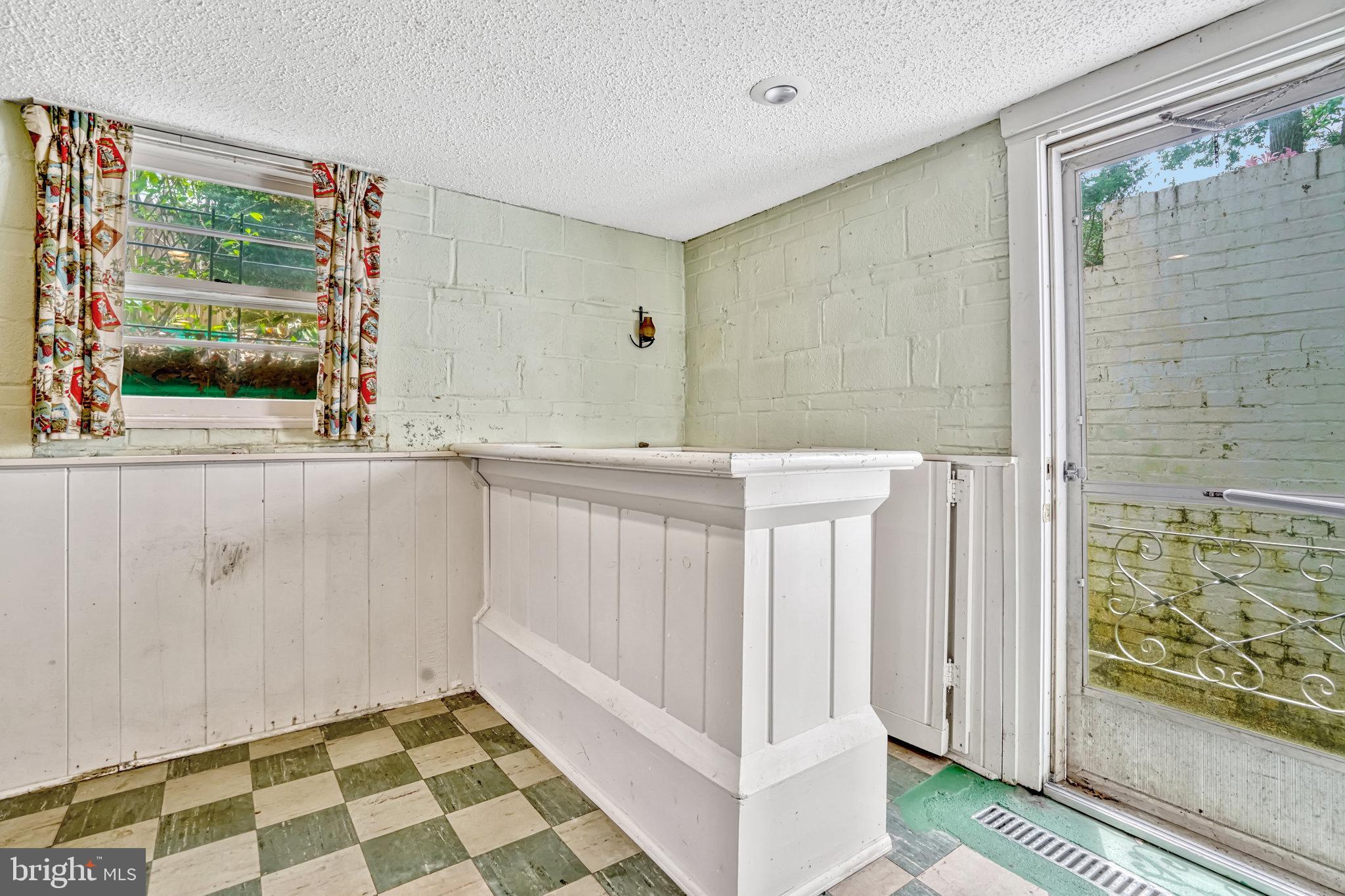 604 Crestwood Dr