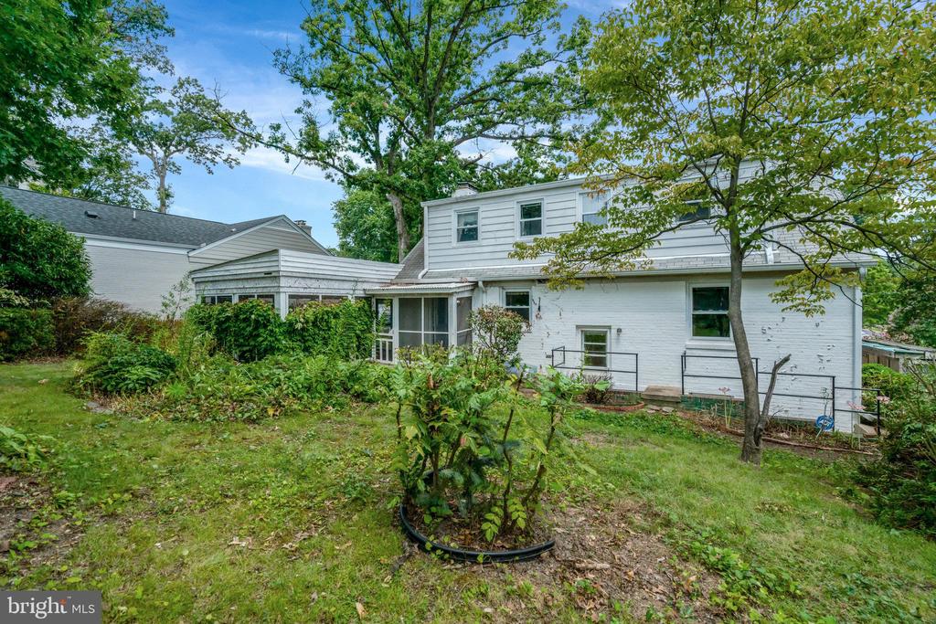 604 Crestwood Dr