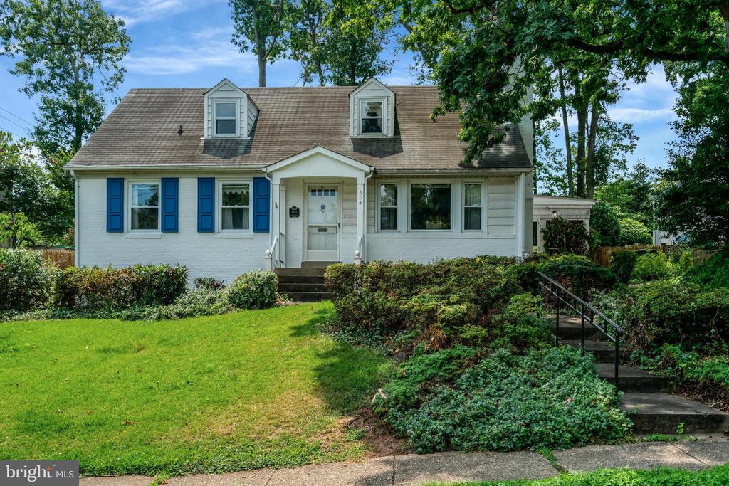 604 Crestwood Dr