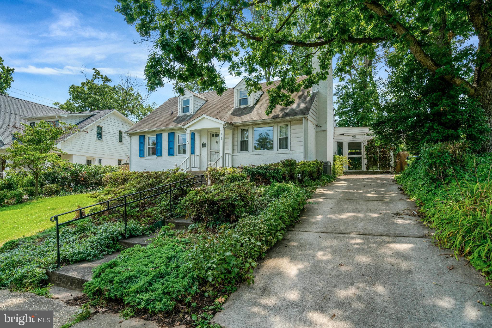 604 Crestwood Dr