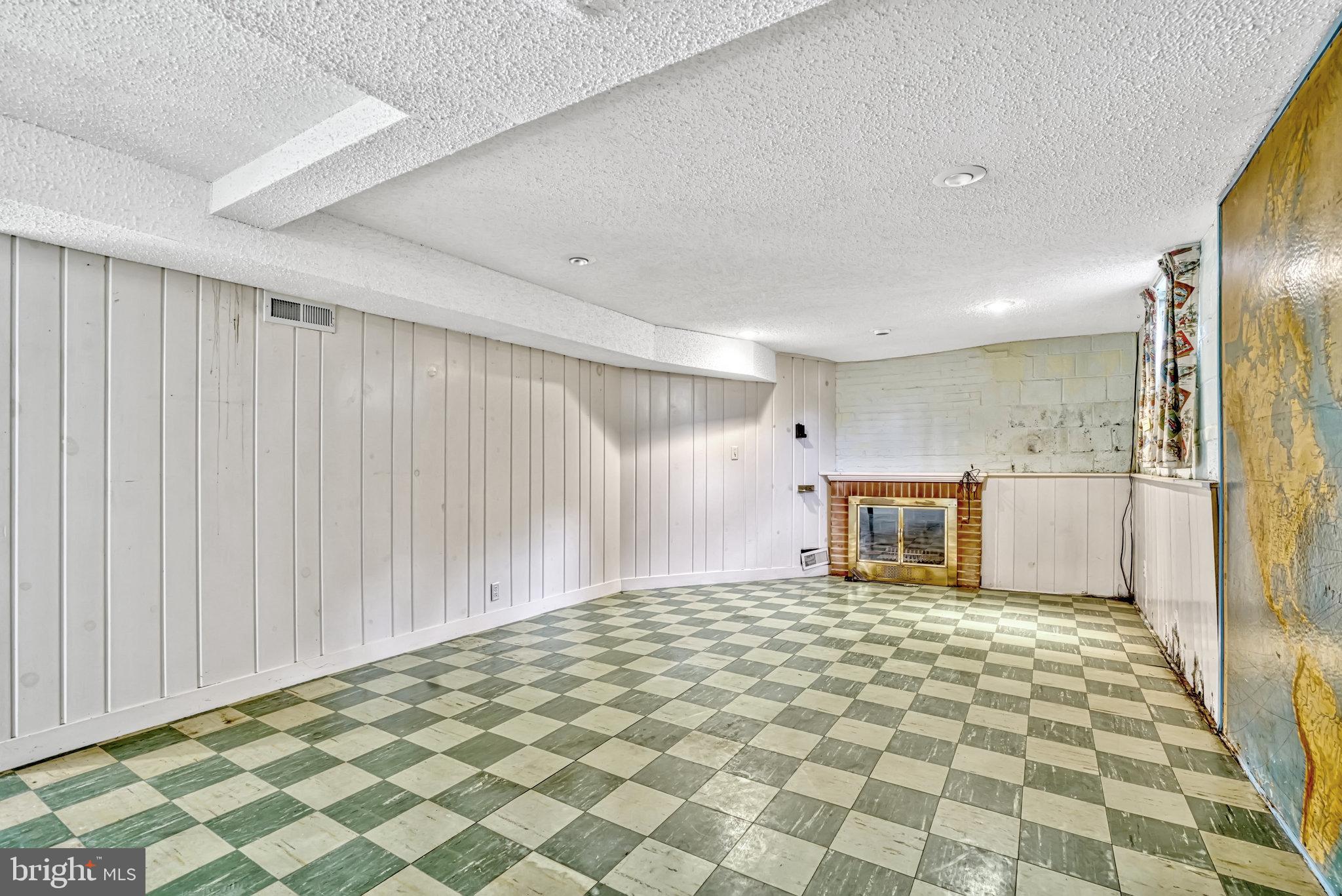 604 Crestwood Dr