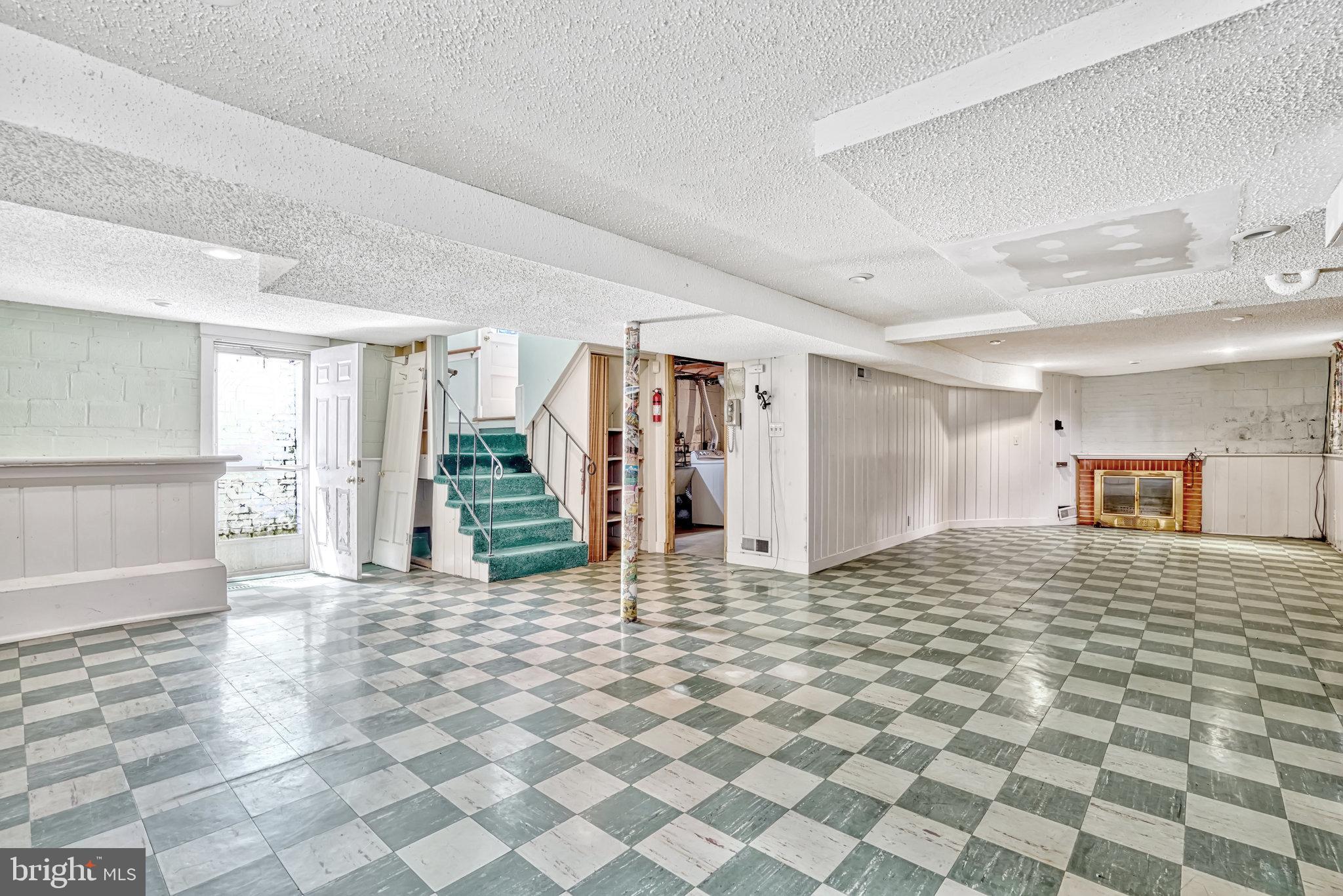 604 Crestwood Dr