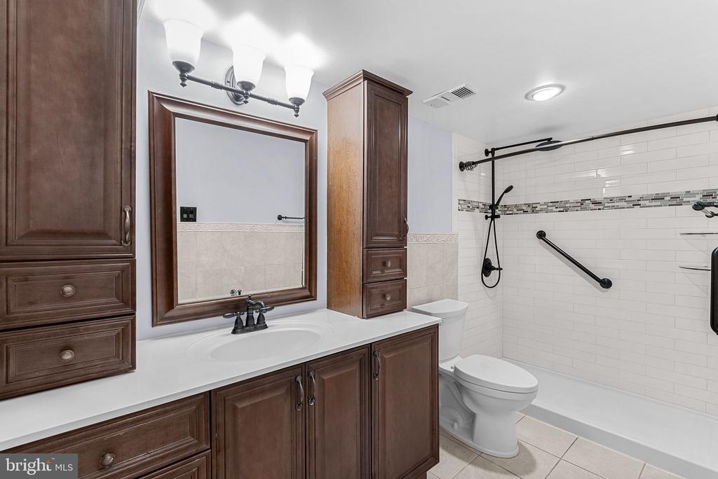 307 Yoakum Pkwy #1718