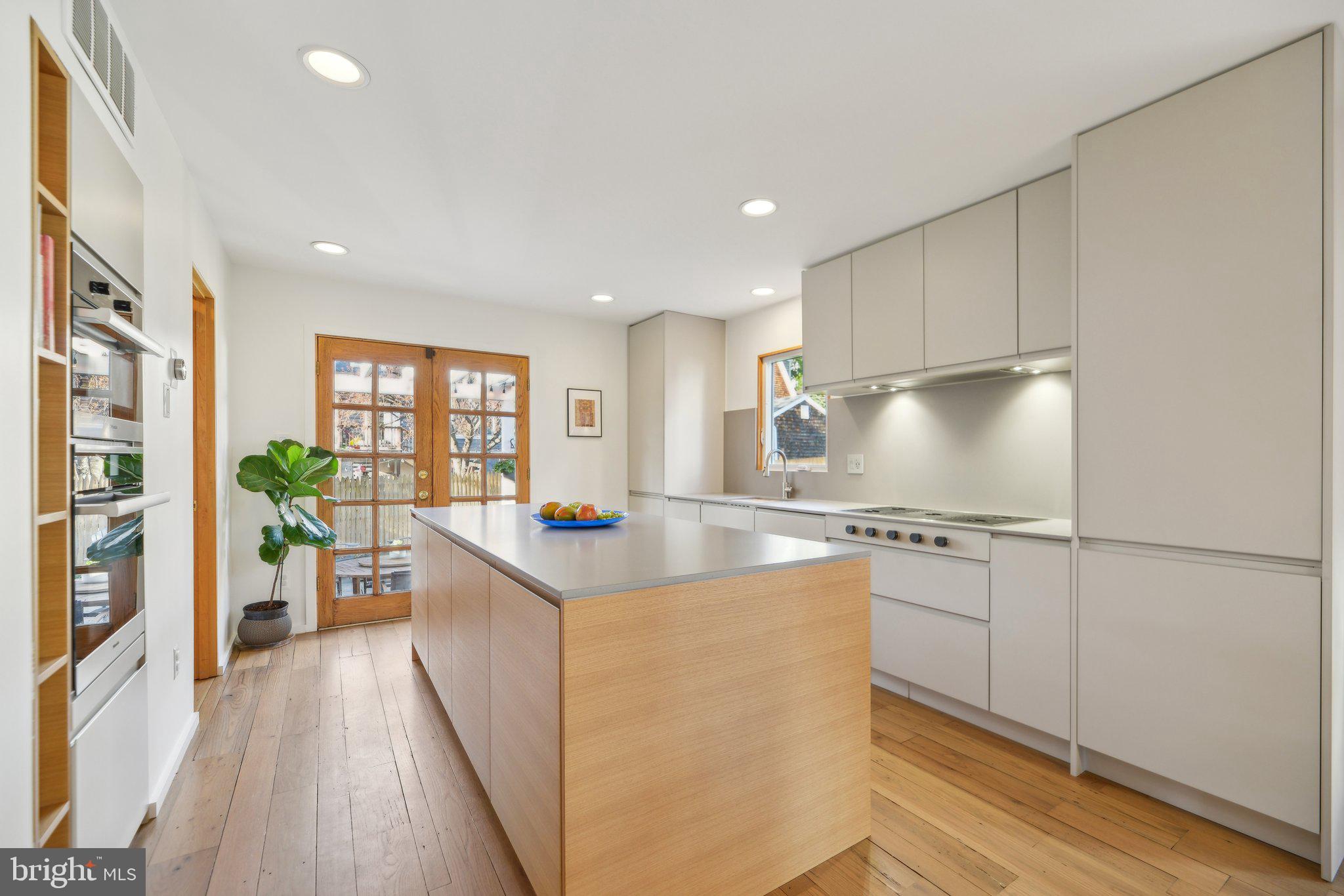12a E Chapman St