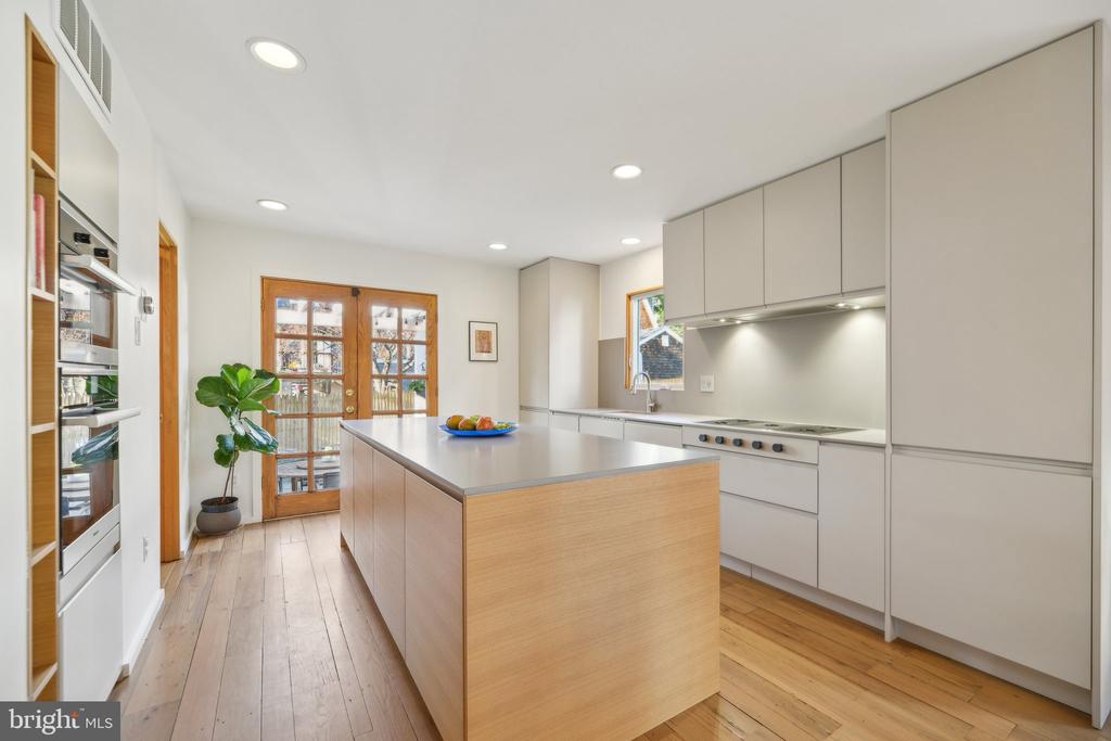 12a E Chapman St