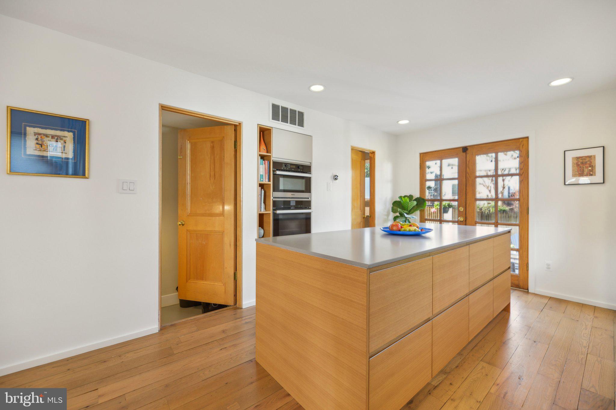 12a E Chapman St
