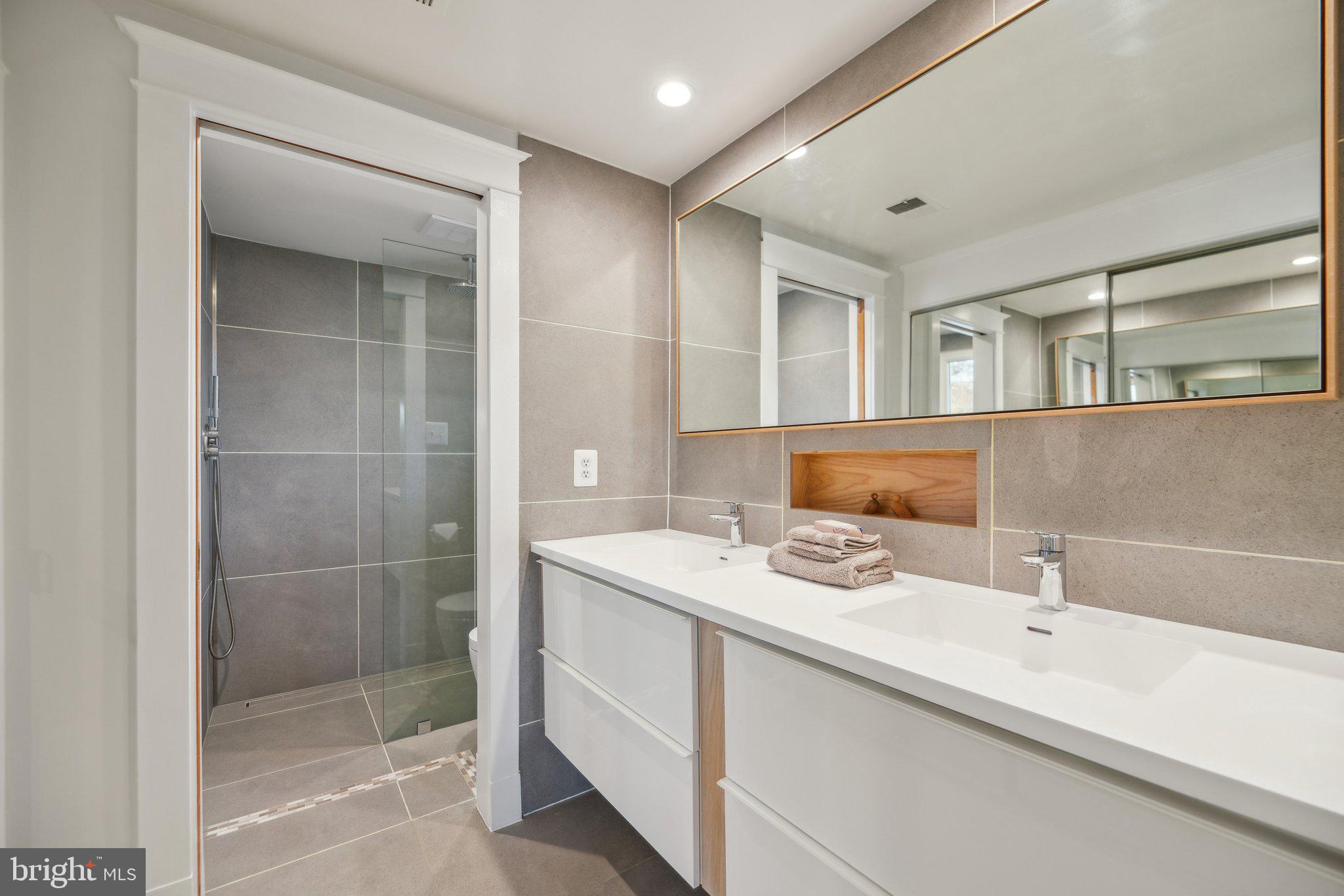 12a E Chapman St