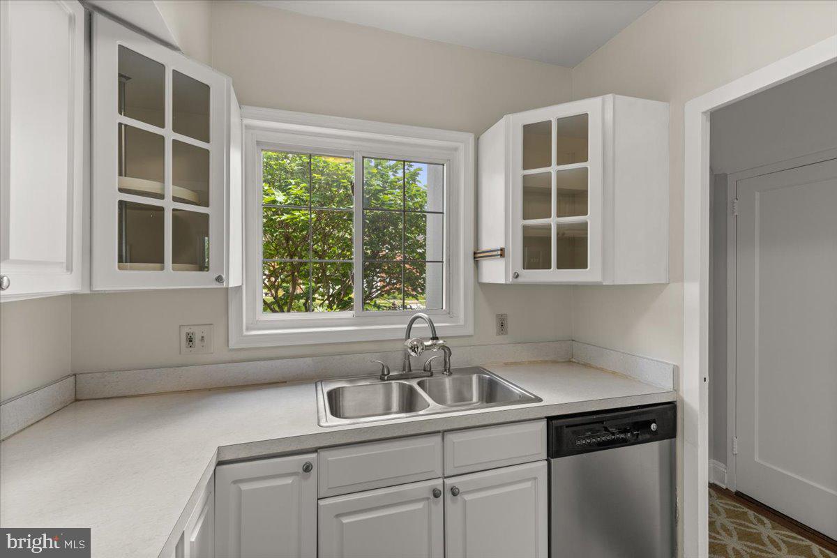 3128 Martha Custis Dr