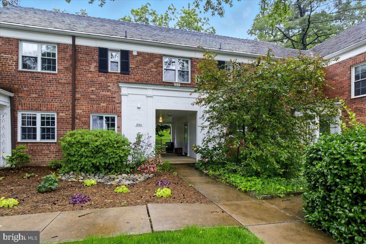 1006 VALLEY DR