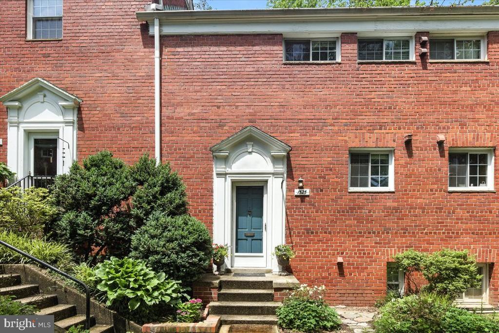 1525 MOUNT EAGLE PL