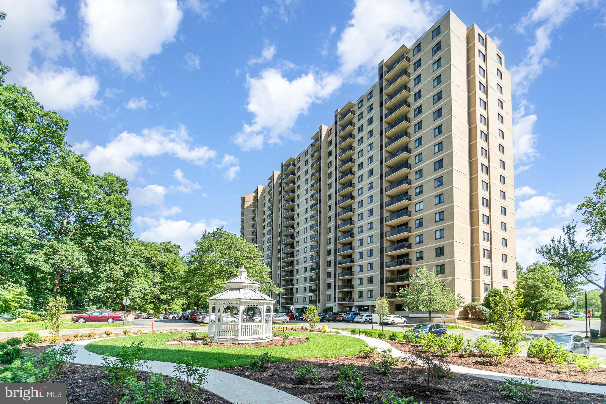 307 Yoakum Pkwy #716