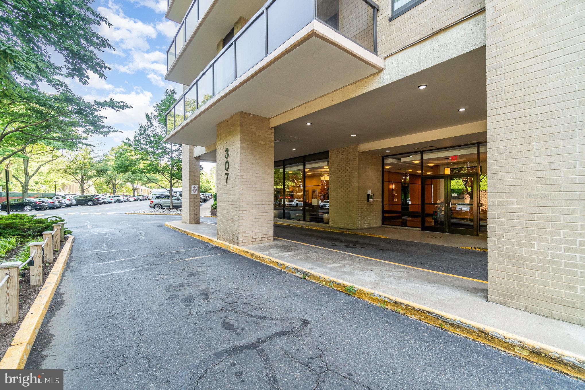 307 Yoakum Pkwy #716