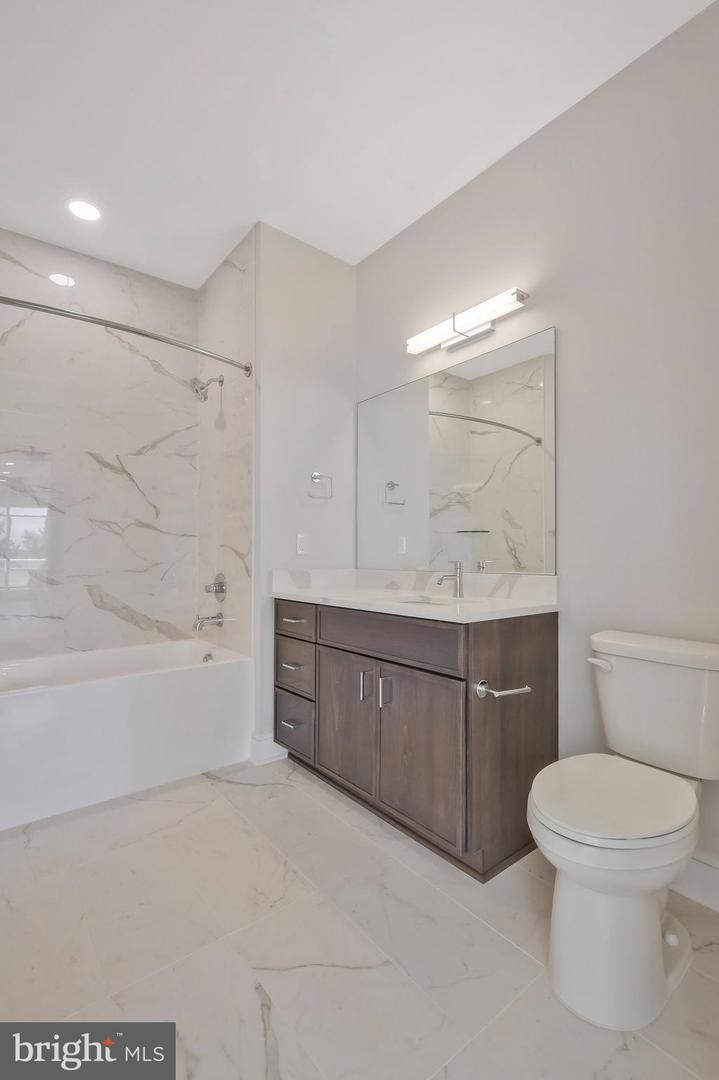 635 SLATERS LN #305