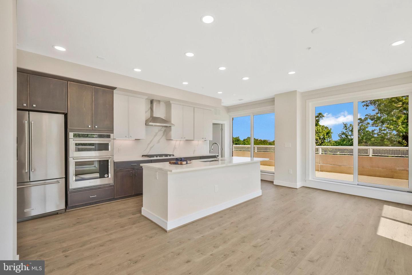 635 SLATERS LN #305