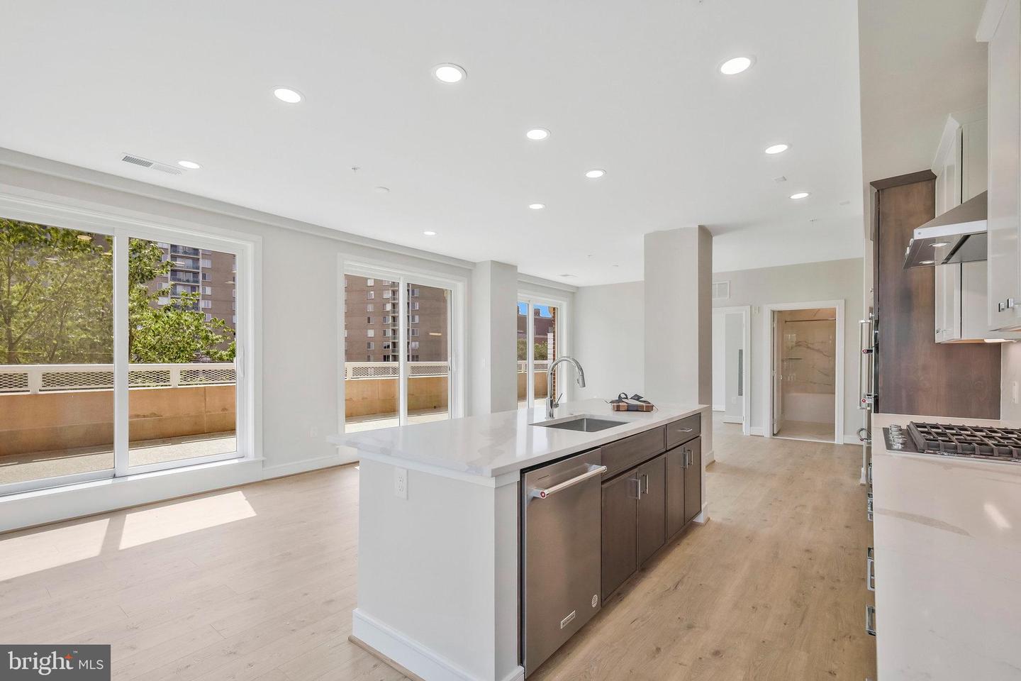 635 SLATERS LN #305
