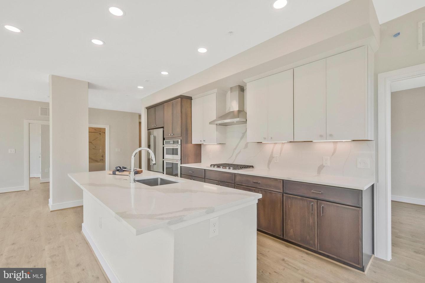 635 SLATERS LN #305