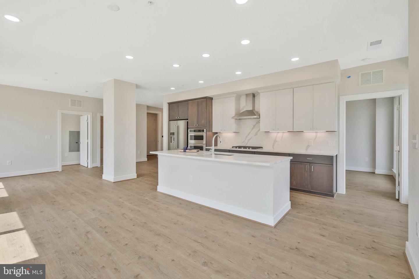 635 SLATERS LN #305