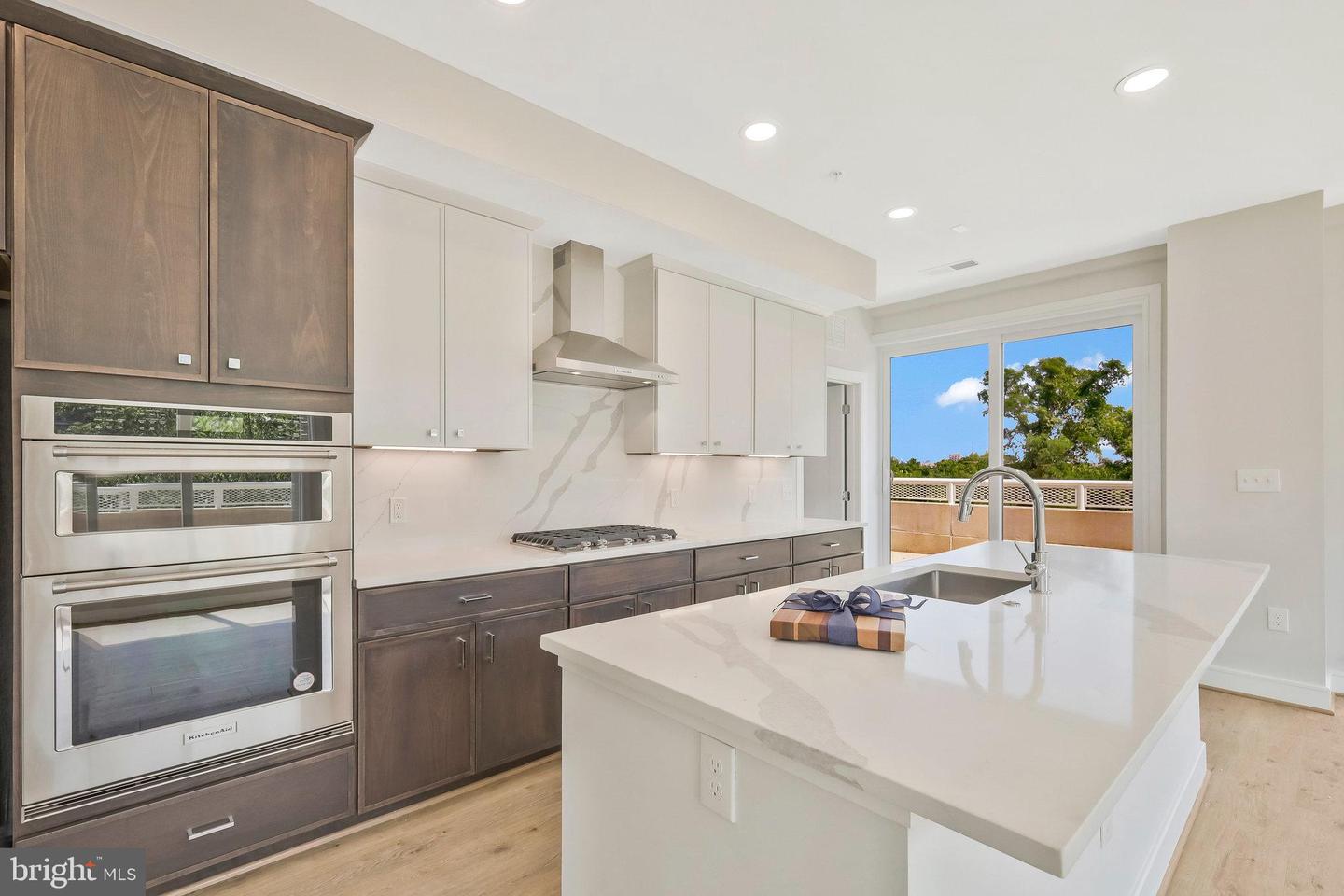 635 SLATERS LN #305