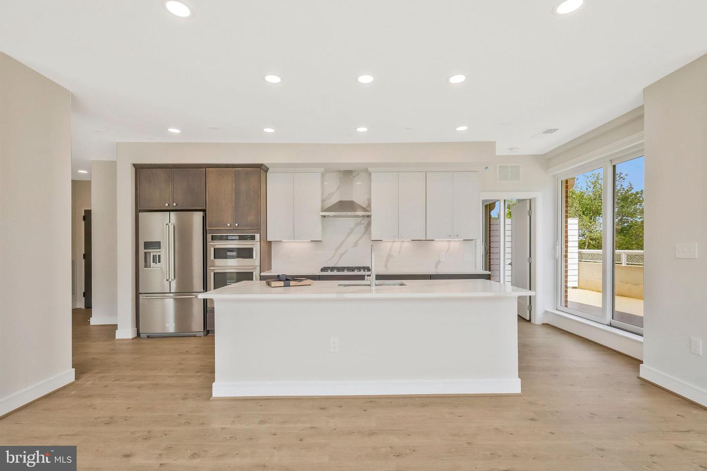 635 SLATERS LN #305