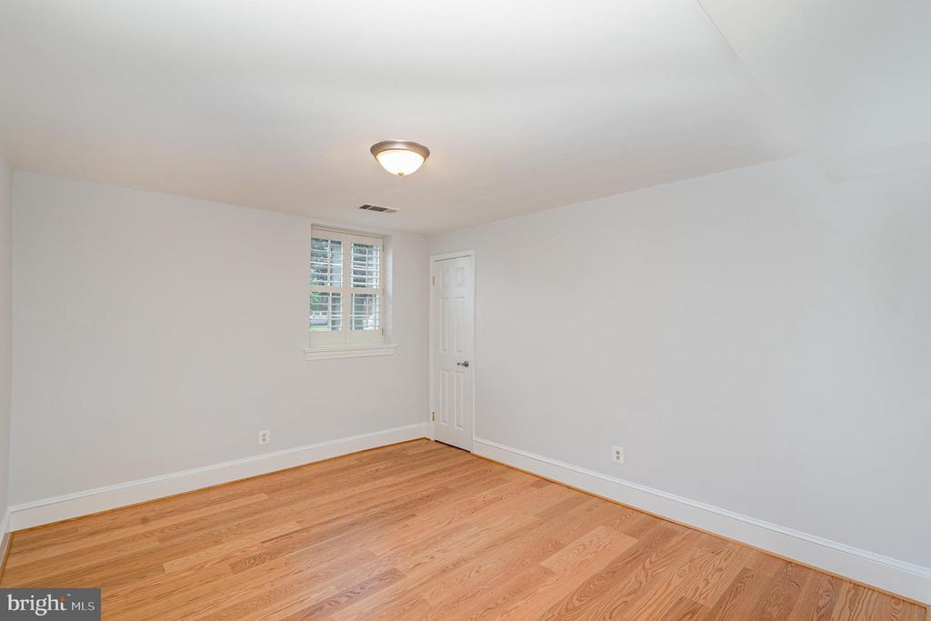 400 COMMONWEALTH AVE #107