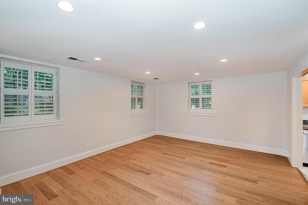 400 COMMONWEALTH AVE #107