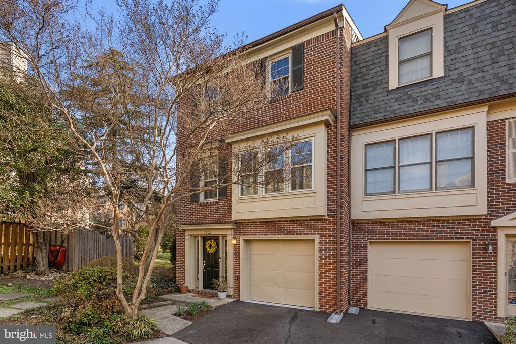 3802 VERMONT COURT