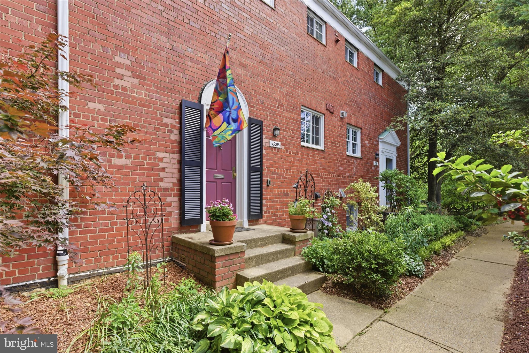 1929 N QUAKER LANE