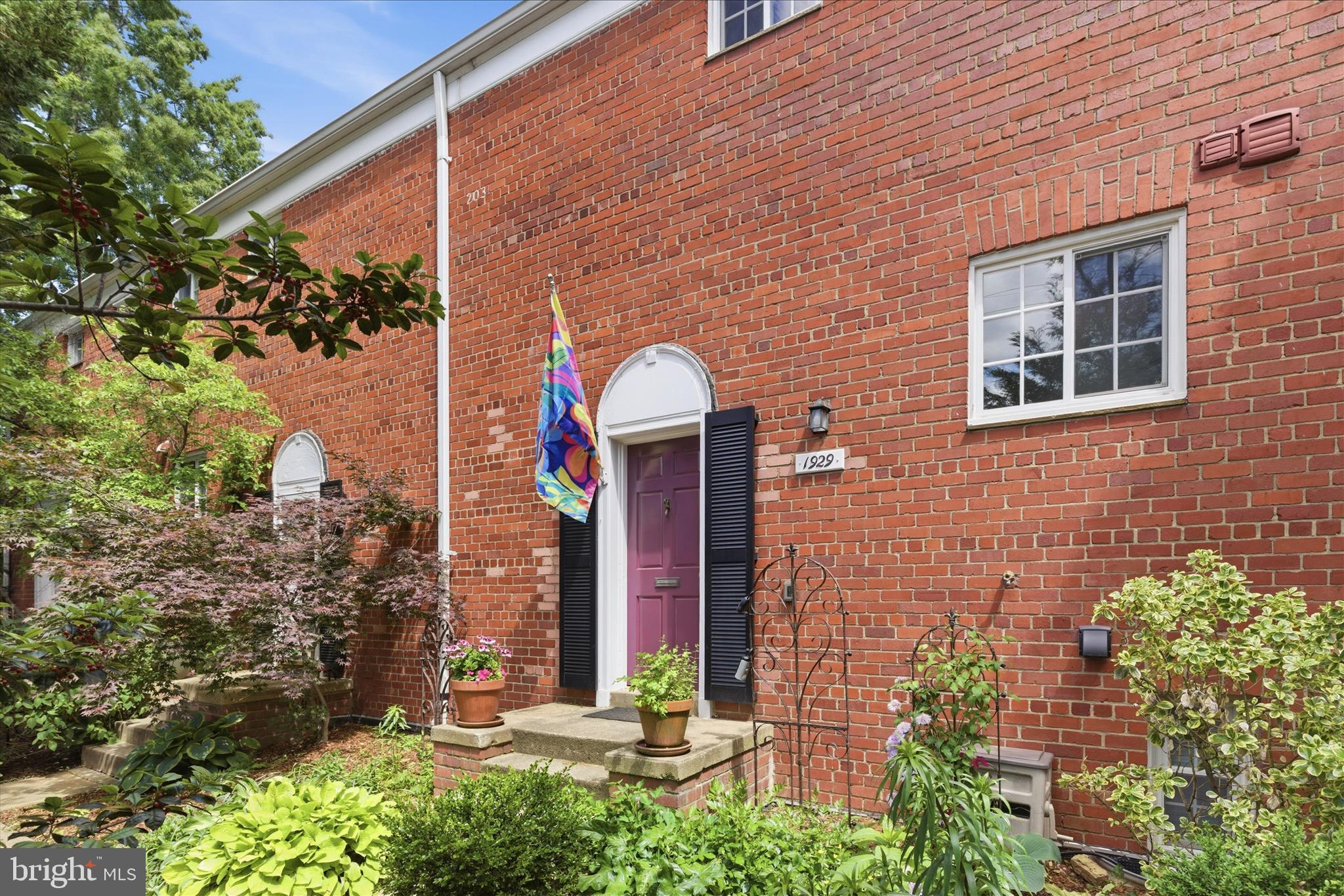 1929 N QUAKER LANE
