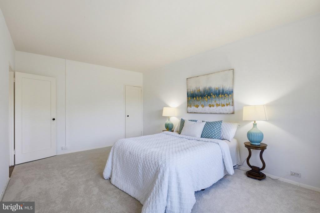 3243 VALLEY DRIVE