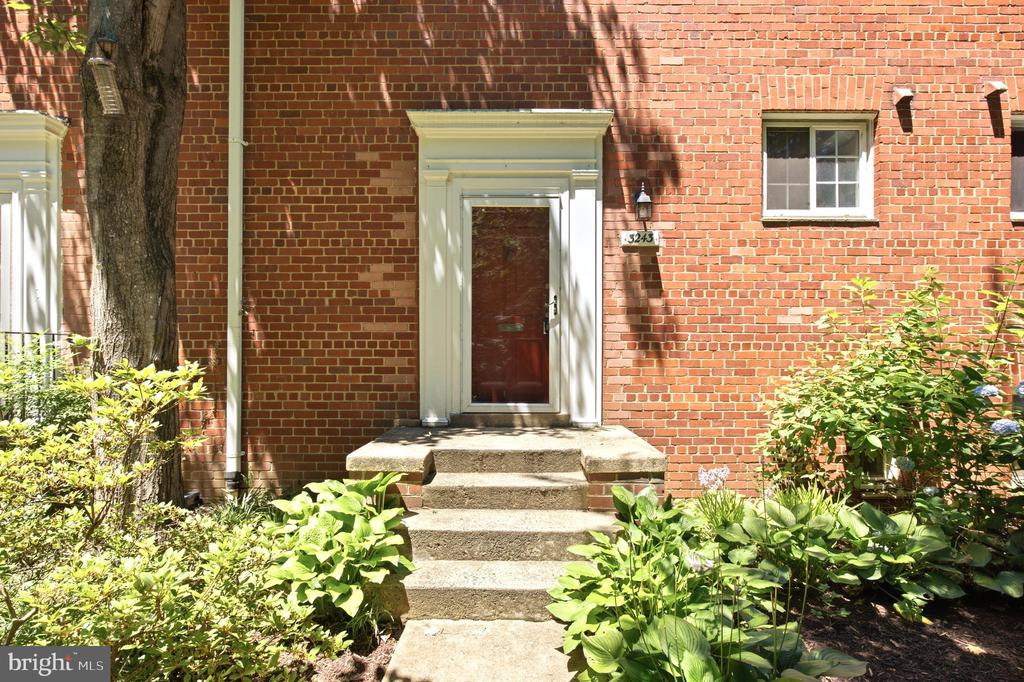 3243 VALLEY DRIVE