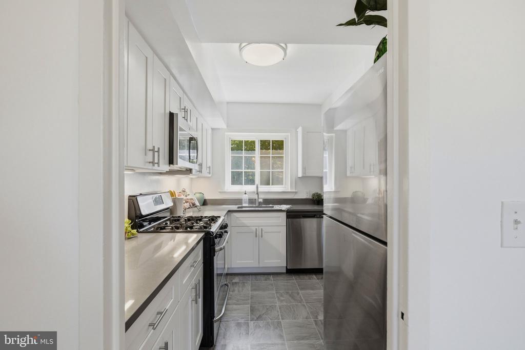 3243 VALLEY DRIVE