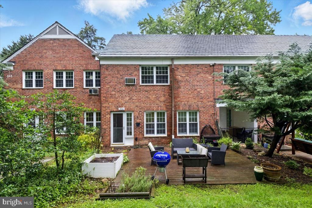 1006 VALLEY DRIVE