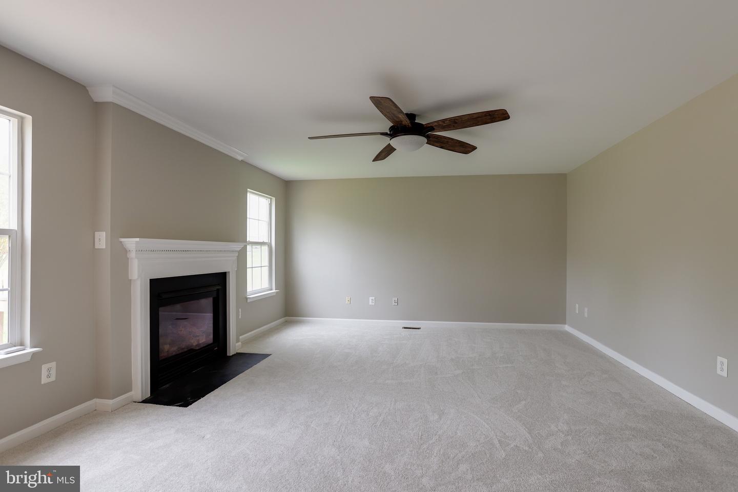 905 WOODCREST LOOP
