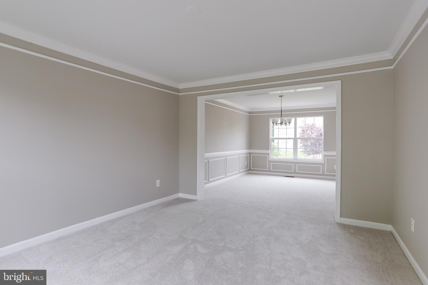 905 WOODCREST LOOP
