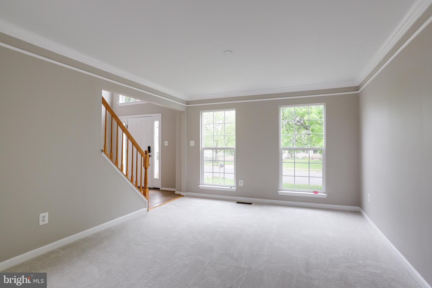 905 WOODCREST LOOP