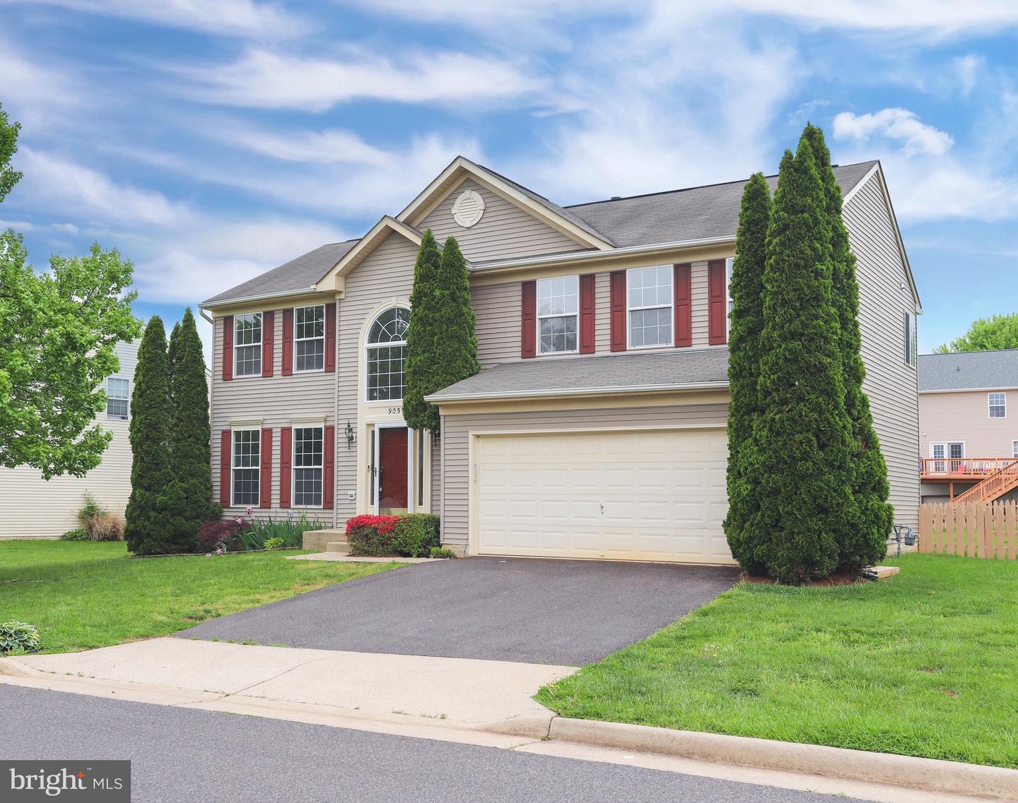 905 WOODCREST LOOP