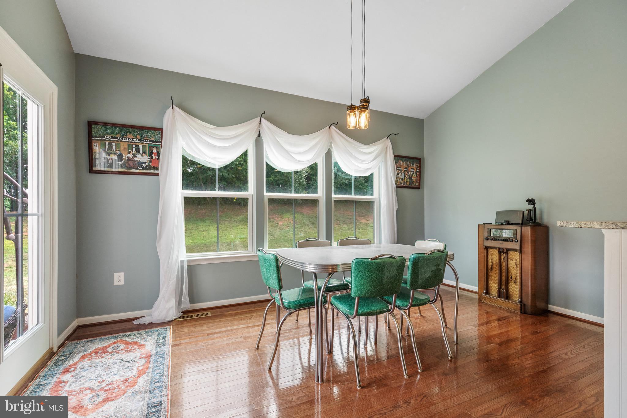 15058 North Ridge BOULEVARD