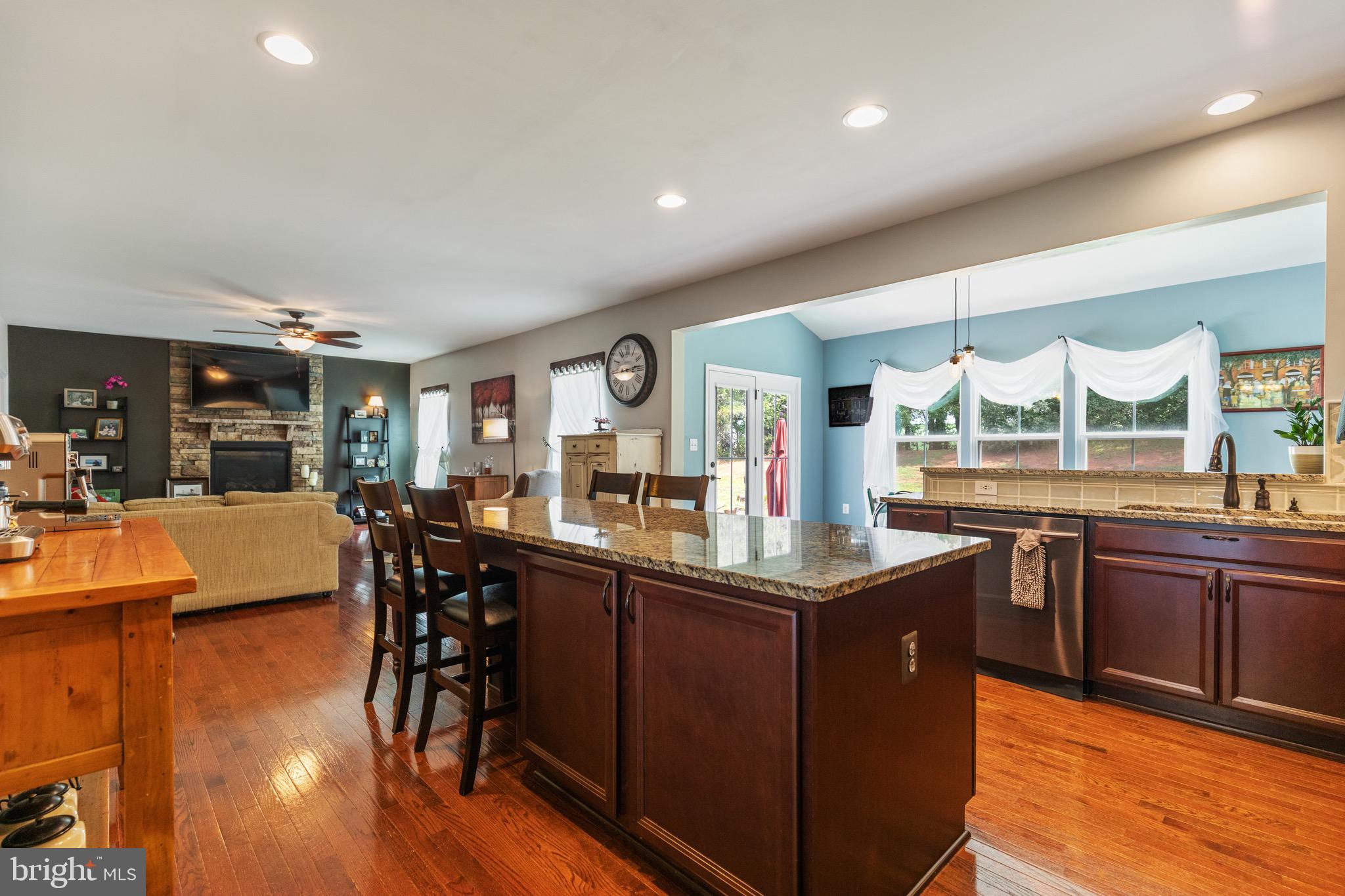 15058 North Ridge BOULEVARD